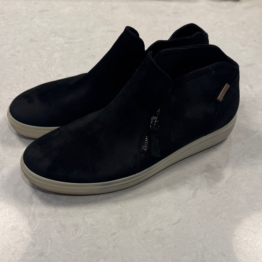 Ecco Black Women's flat booties with side zip and rubber bottom